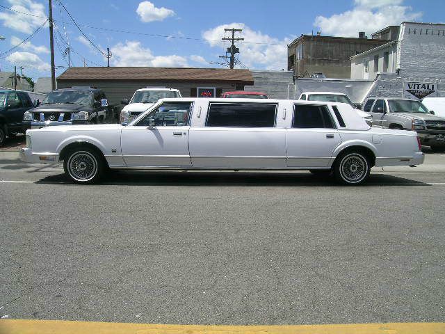 Lincoln Town Car 1985 photo 3