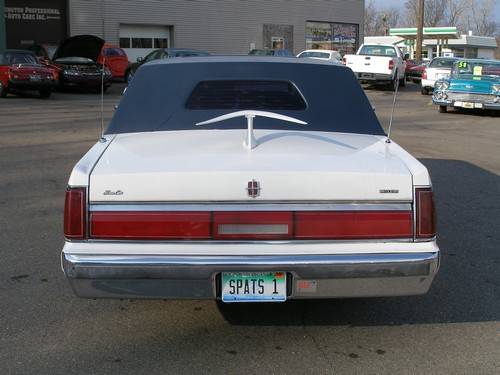 Lincoln Town Car 1987 photo 2