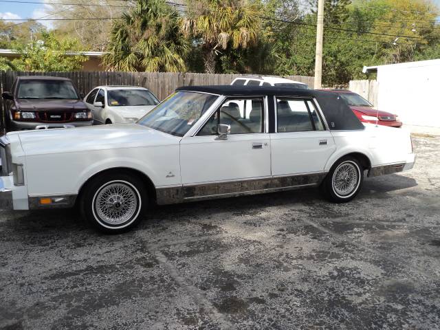 Lincoln Town Car 1987 photo 2