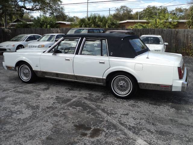 Lincoln Town Car 1987 photo 4