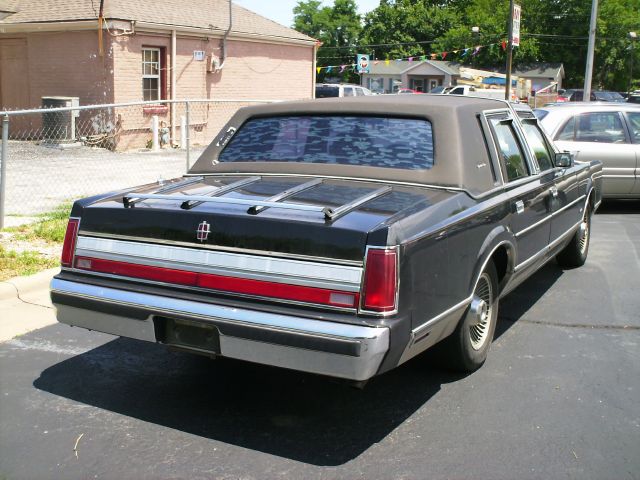 Lincoln Town Car 1988 photo 2