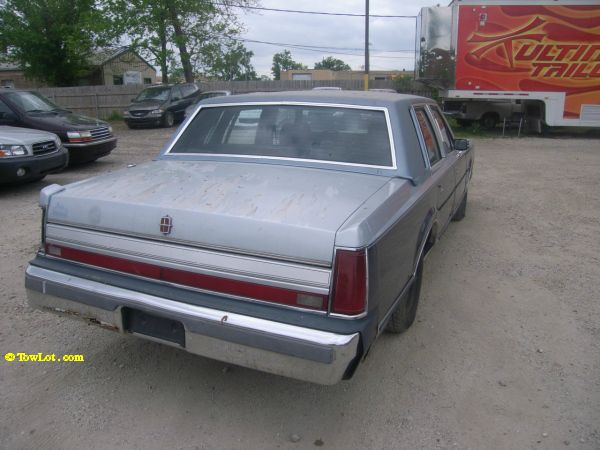 Lincoln Town Car 1988 photo 2