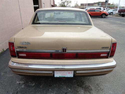 Lincoln Town Car 1990 photo 2