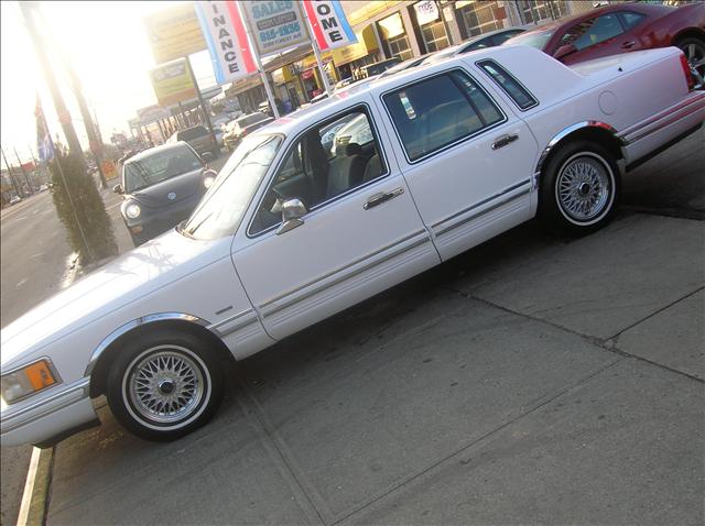 Lincoln Town Car 1991 photo 2