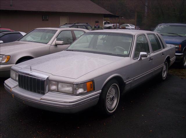 Lincoln Town Car DOWN 4.9 WAC Sedan