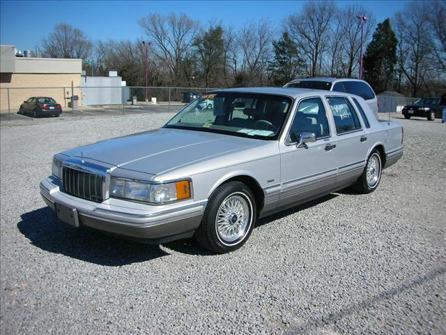 Lincoln Town Car DOWN 4.9 WAC Sedan