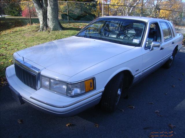 Lincoln Town Car DOWN 4.9 WAC Sedan