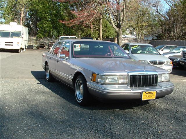 Lincoln Town Car DOWN 4.9 WAC Sedan