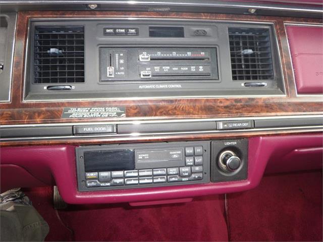 Lincoln Town Car 1992 photo 6