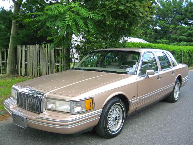 Lincoln Town Car DOWN 4.9 WAC Sedan