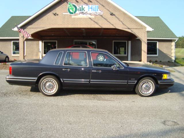 Lincoln Town Car DOWN 4.9 WAC Sedan