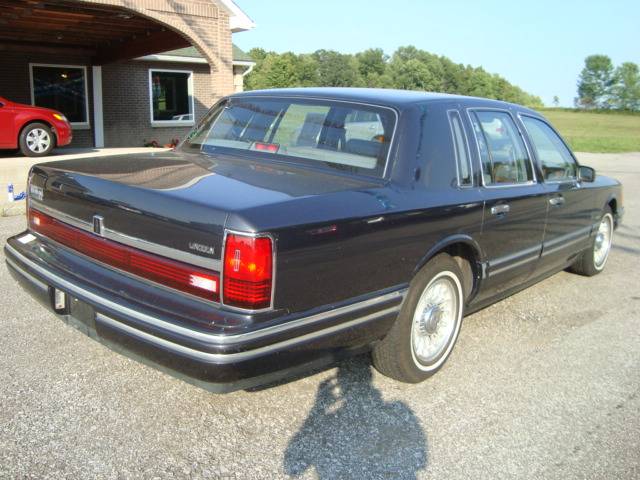 Lincoln Town Car 1993 photo 2