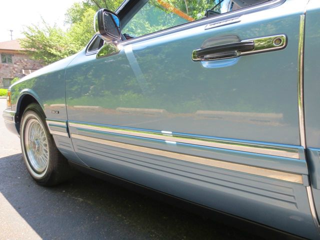 Lincoln Town Car 1993 photo 22