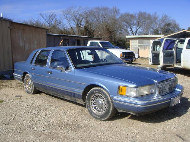 Lincoln Town Car DOWN 4.9 WAC Sedan