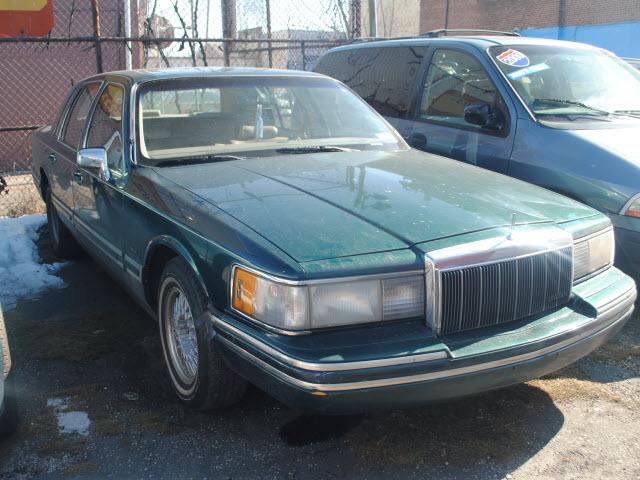 Lincoln Town Car DOWN 4.9 WAC Sedan