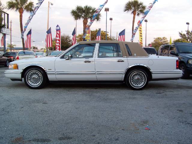 Lincoln Town Car DOWN 4.9 WAC Sedan