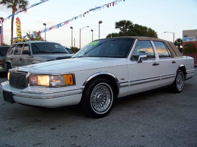 Lincoln Town Car 1993 photo 1