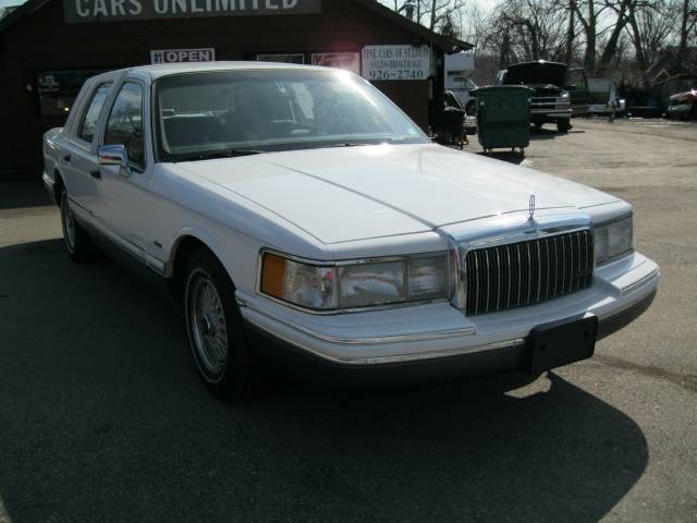 Lincoln Town Car 1993 photo 2