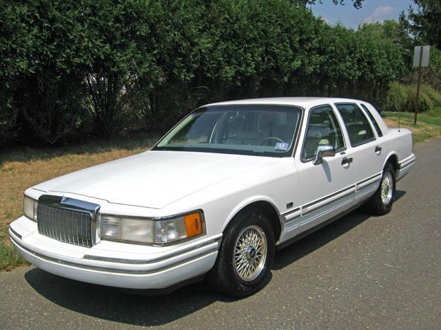 Lincoln Town Car DOWN 4.9 WAC Sedan