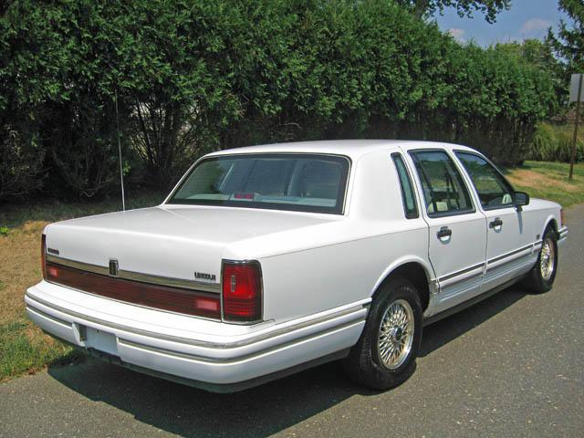 Lincoln Town Car 1993 photo 1