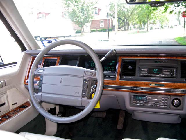 Lincoln Town Car 1993 photo 2