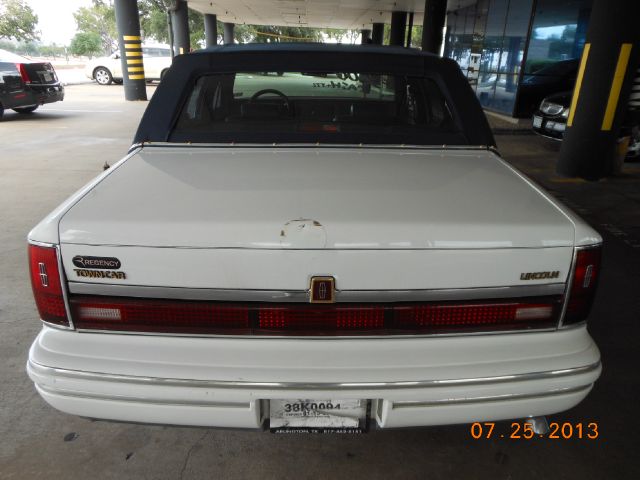 Lincoln Town Car 1993 photo 2