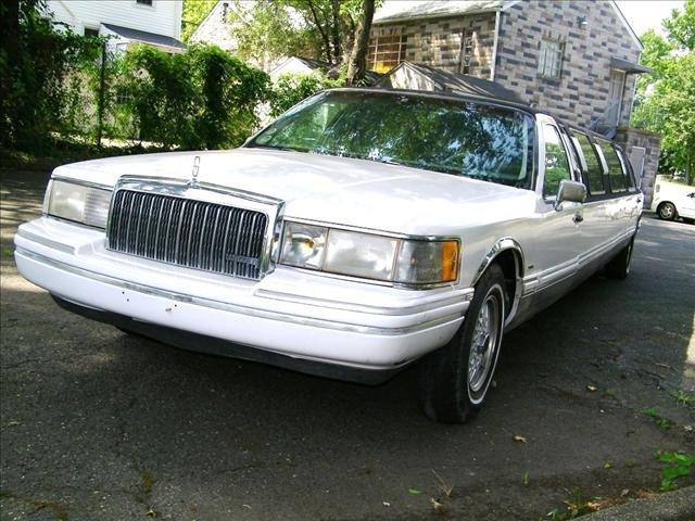 Lincoln Town Car DOWN 4.9 WAC Sedan