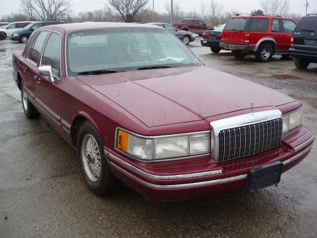 Lincoln Town Car DOWN 4.9 WAC Sedan