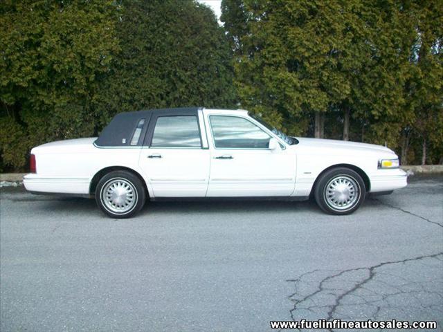 Lincoln Town Car DOWN 4.9 WAC Sedan