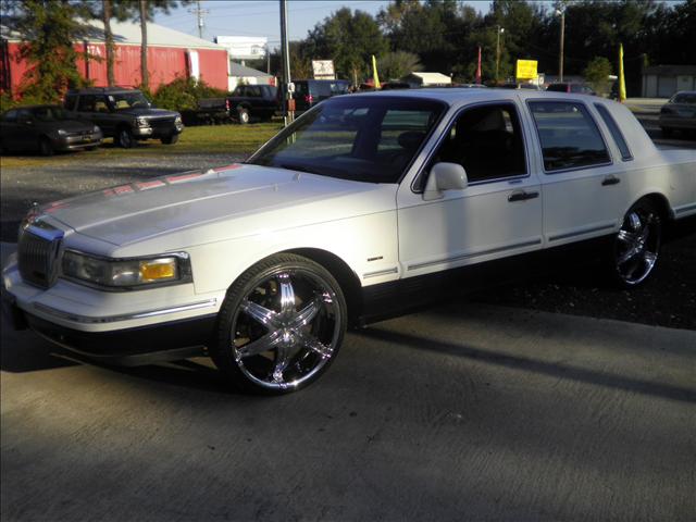 Lincoln Town Car DOWN 4.9 WAC Sedan