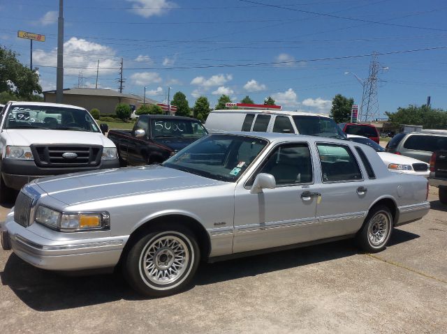 Lincoln Town Car DOWN 4.9 WAC Sedan