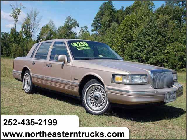 Lincoln Town Car DOWN 4.9 WAC Sedan