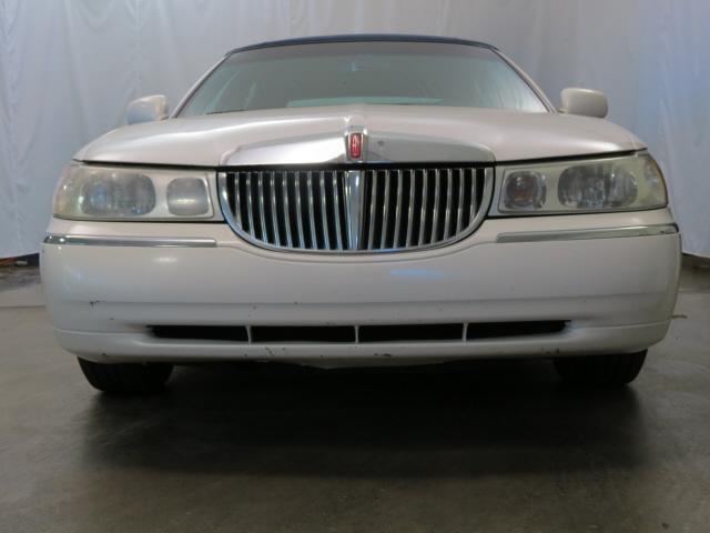 Lincoln Town Car 1998 photo 2