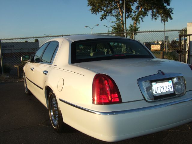 Lincoln Town Car DOWN 4.9 WAC Sedan