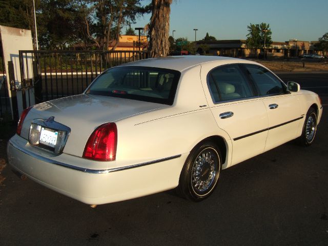 Lincoln Town Car 1999 photo 2