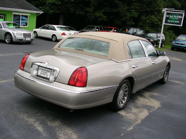 Lincoln Town Car 1999 photo 4