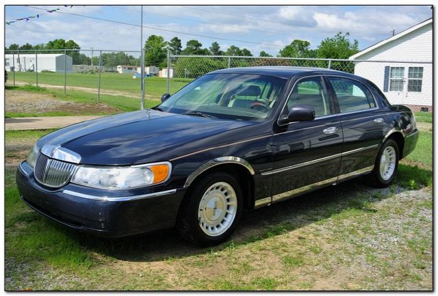 Lincoln Town Car DOWN 4.9 WAC Sedan