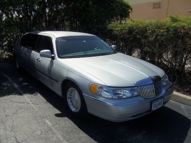 Lincoln Town Car 2000 photo 3