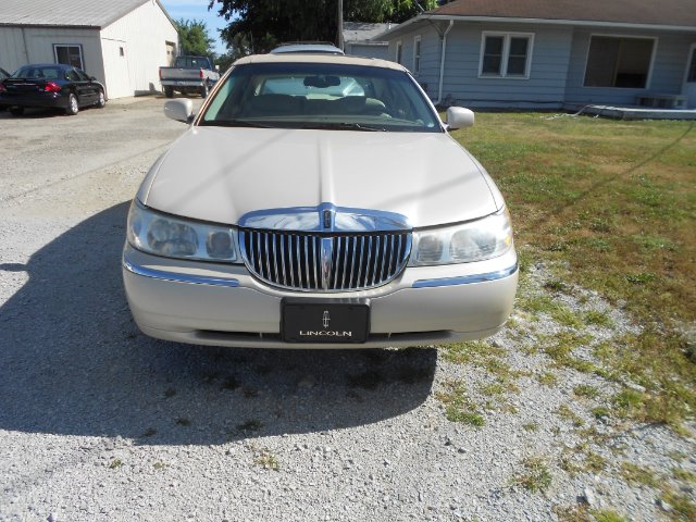 Lincoln Town Car 2000 photo 2