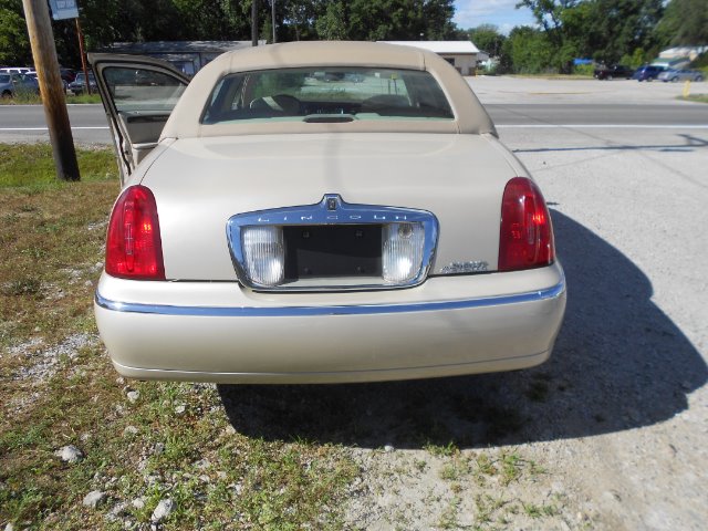 Lincoln Town Car 2000 photo 3