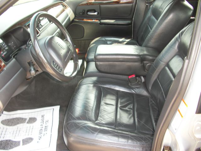 Lincoln Town Car 2000 photo 2