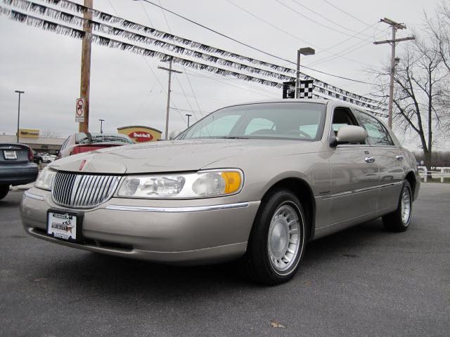 Lincoln Town Car DOWN 4.9 WAC Sedan