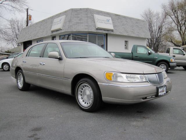 Lincoln Town Car 2000 photo 2