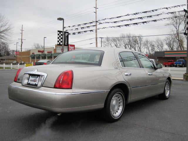 Lincoln Town Car 2000 photo 3