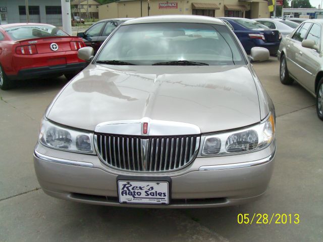 Lincoln Town Car 2000 photo 2