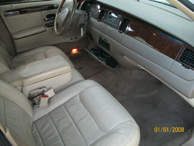 Lincoln Town Car 2000 photo 2