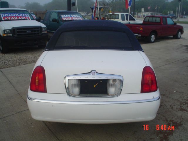 Lincoln Town Car 2000 photo 2