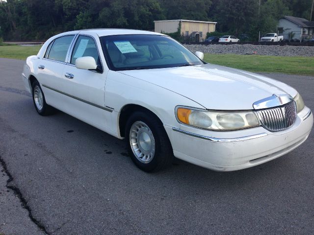 Lincoln Town Car 2000 photo 2