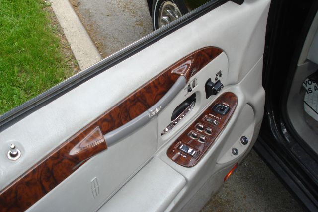 Lincoln Town Car 2000 photo 11