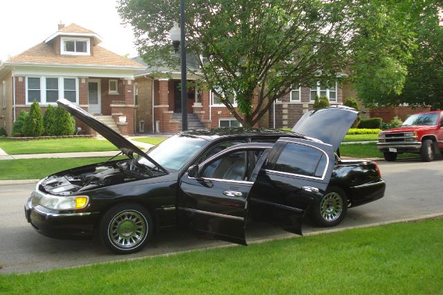 Lincoln Town Car 2000 photo 2